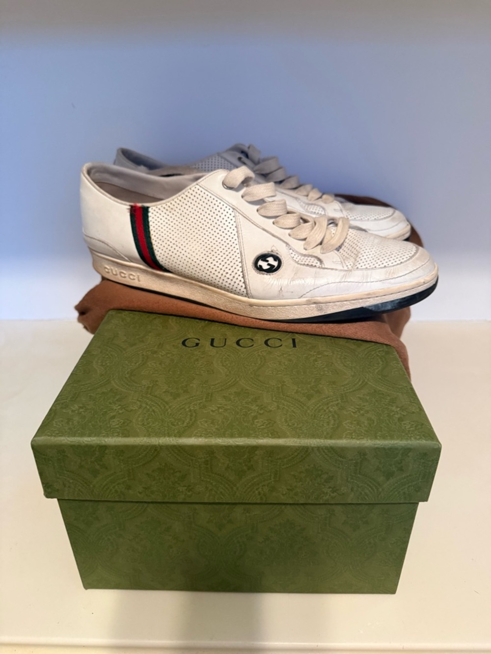 Gucci White Leather Low-Top Sneakers with Red & Green Web Detail - Picture 4 of 5